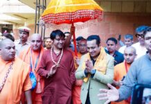 बागेश्वर सरकार ने डॉ. विवेक बिंद्रा को बताया हनुमान, साथ में पहुंचे इस्कॉन मंदिर